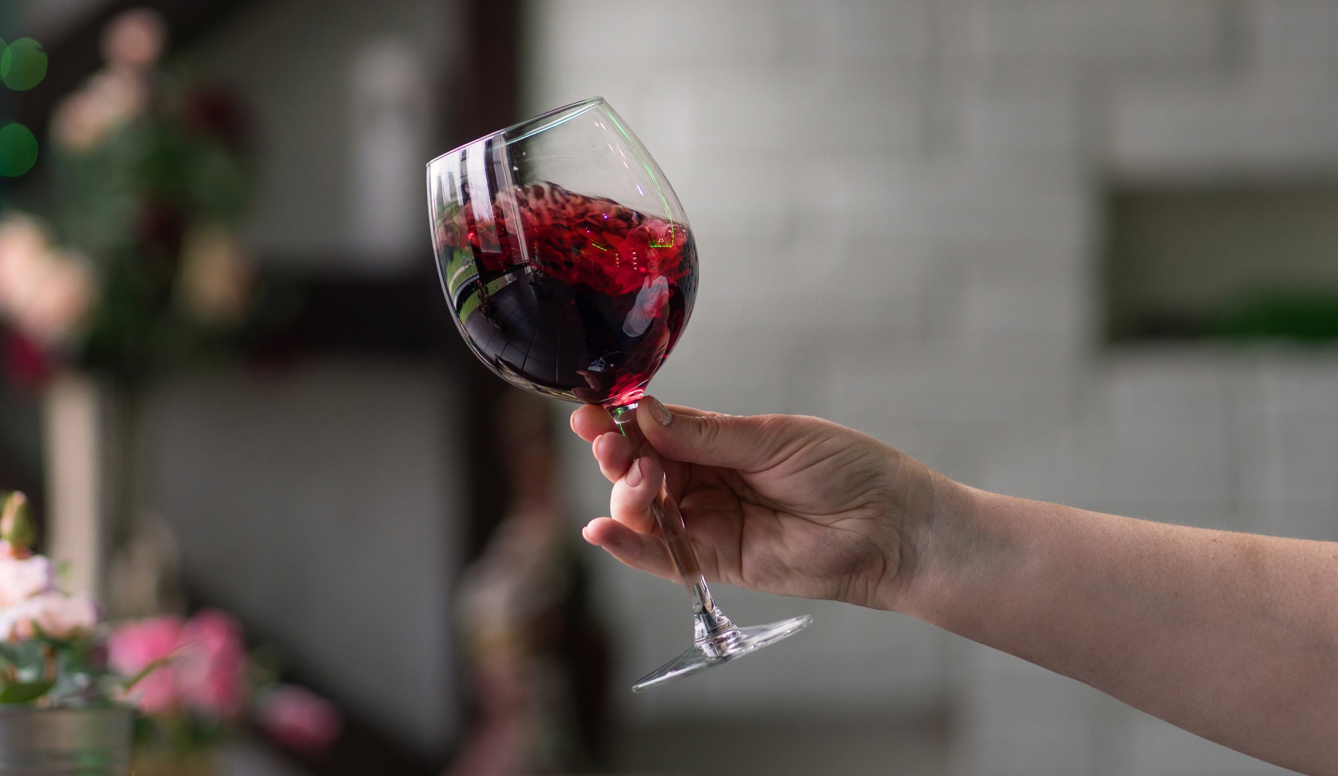 como coger copa de vino correctamente