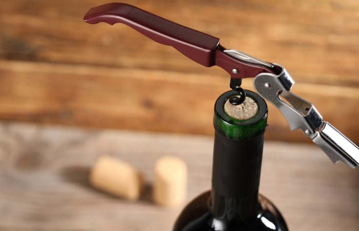 quitar tapon de vino con sacacorchos