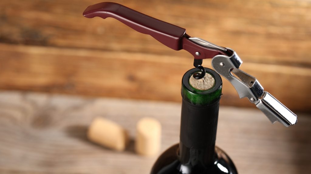 quitar tapon de vino con sacacorchos